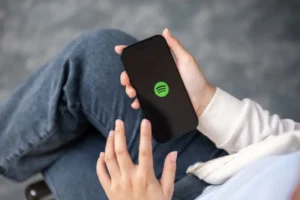 Como baixar música no celular? Confira passo a passo!