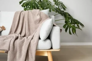 Sofá da sala com marca d’água: o que pode ser e como resolver?